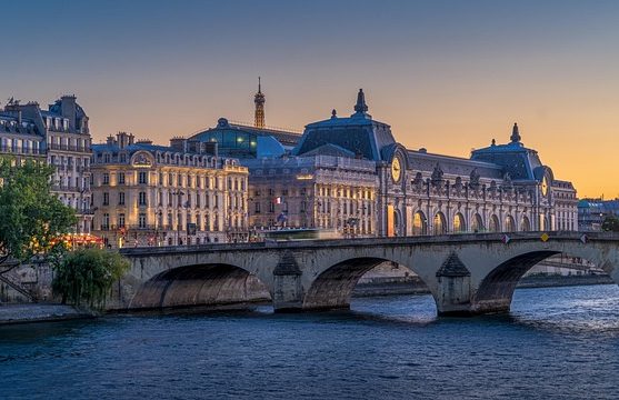 Quand le vente en viager prend tout son sens. Vue du bord de la Seine, avec des bâtiments historiques au coucher du soleil.