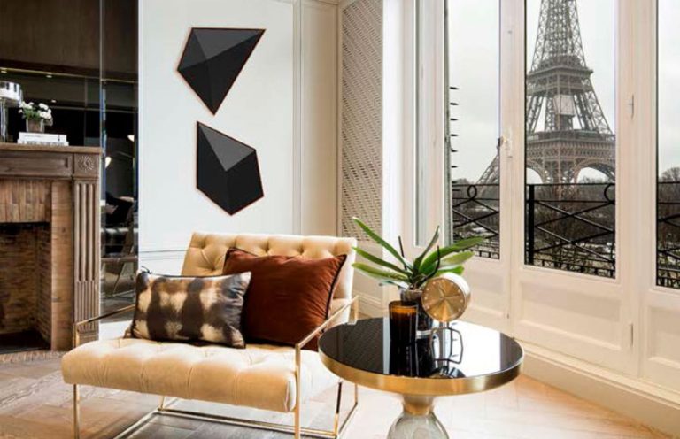 Vendre sereinement en Viager avec Viager Montaigne Intérieur élégant avec un canapé, une plante et une vue sur la Tour Eiffel.