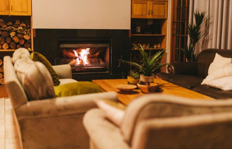 La nue-propriété : l'expertise Viager Montaigne Intérieur contemporain avec vue sur la mer, meubles modernes et espace lumineux.