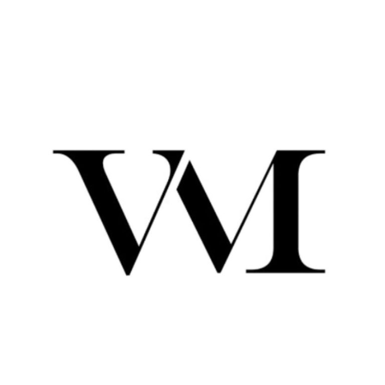 Lettrage stylisé "VM" en noir sur un fond blanc.