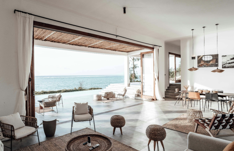 La nue-propriété : l'expertise Viager Montaigne Intérieur contemporain avec vue sur la mer, meubles modernes et espace lumineux.