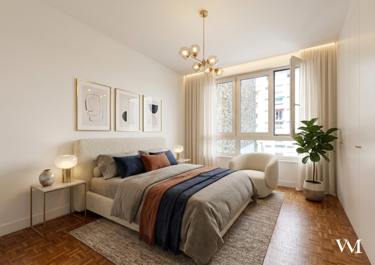 Chambre lumineuse avec lit, décor neutre et plantes, et fenêtres grandes.