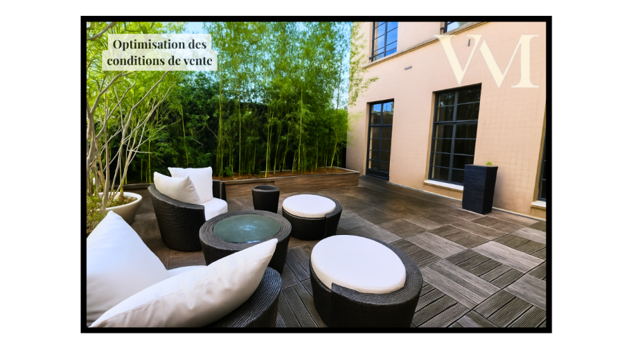 Espace extérieur avec canapés et tables, entouré de verdure.