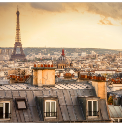 Viager Montaigne – Vendre en toute confiance Vue panoramique de Paris avec la Tour Eiffel et des toits typiques.