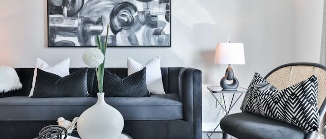 Graphique de croissance financière avec pièces et plante verte.